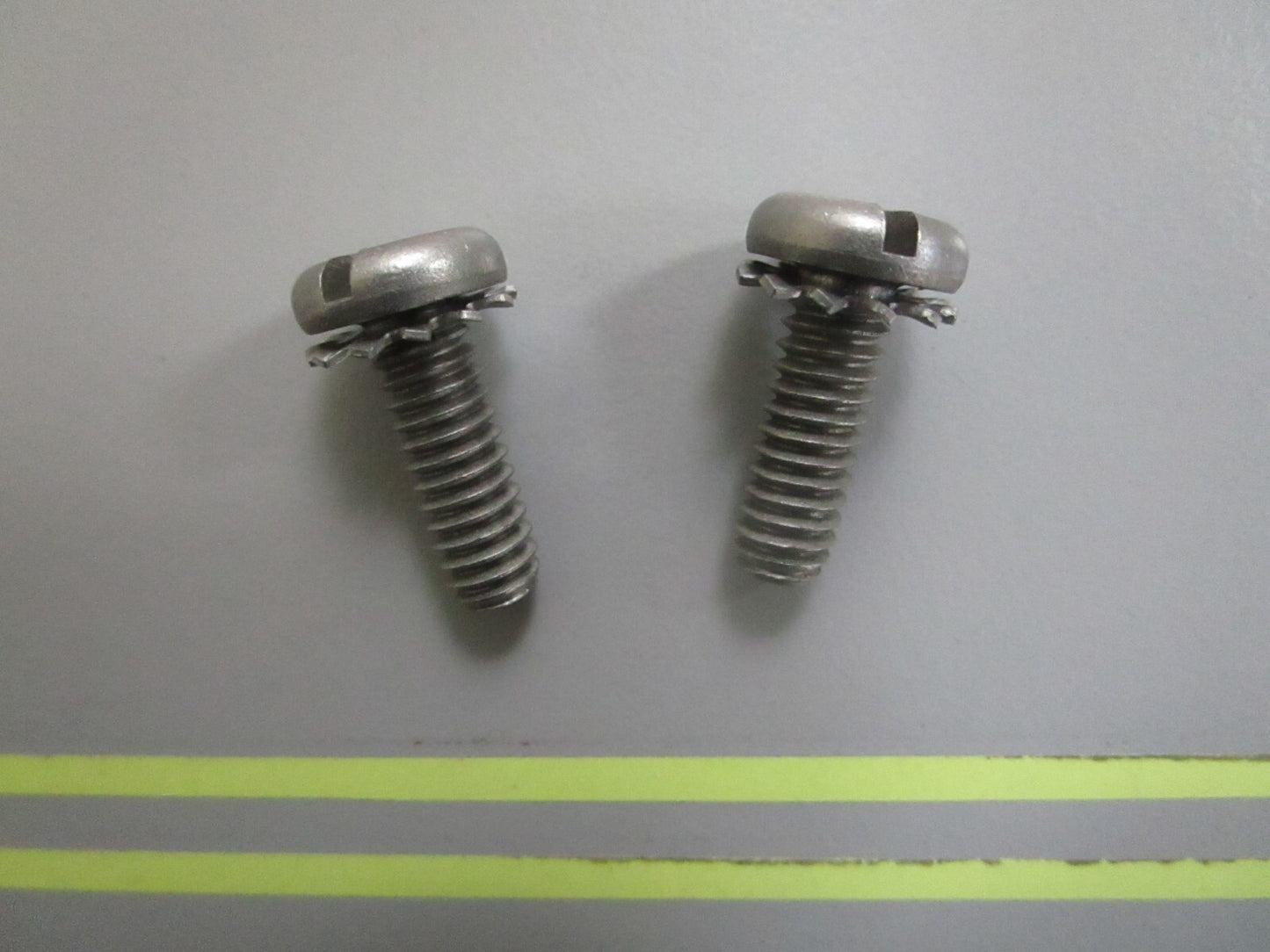 *NEW OEM* (LOT OF 2) 0810 OMC Johnson Evinrude Screw 309021 0309021