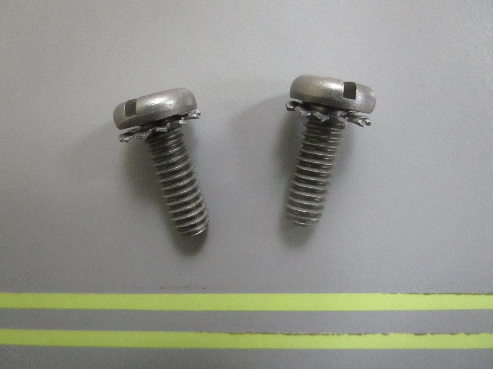*NEW OEM* (LOT OF 2) 0810 OMC Johnson Evinrude Screw 309021 0309021