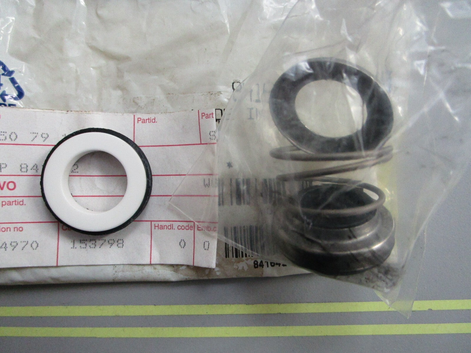 *NEW OEM* 0810 Volvo Penta Seal Kit 841642