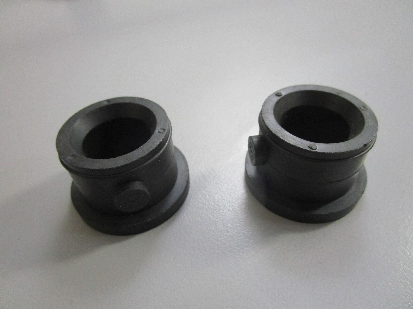 *NEW OEM* (LOT OF 2) 0810 OMC Johnson Evinrude Rubber Grommet 310372 0310372