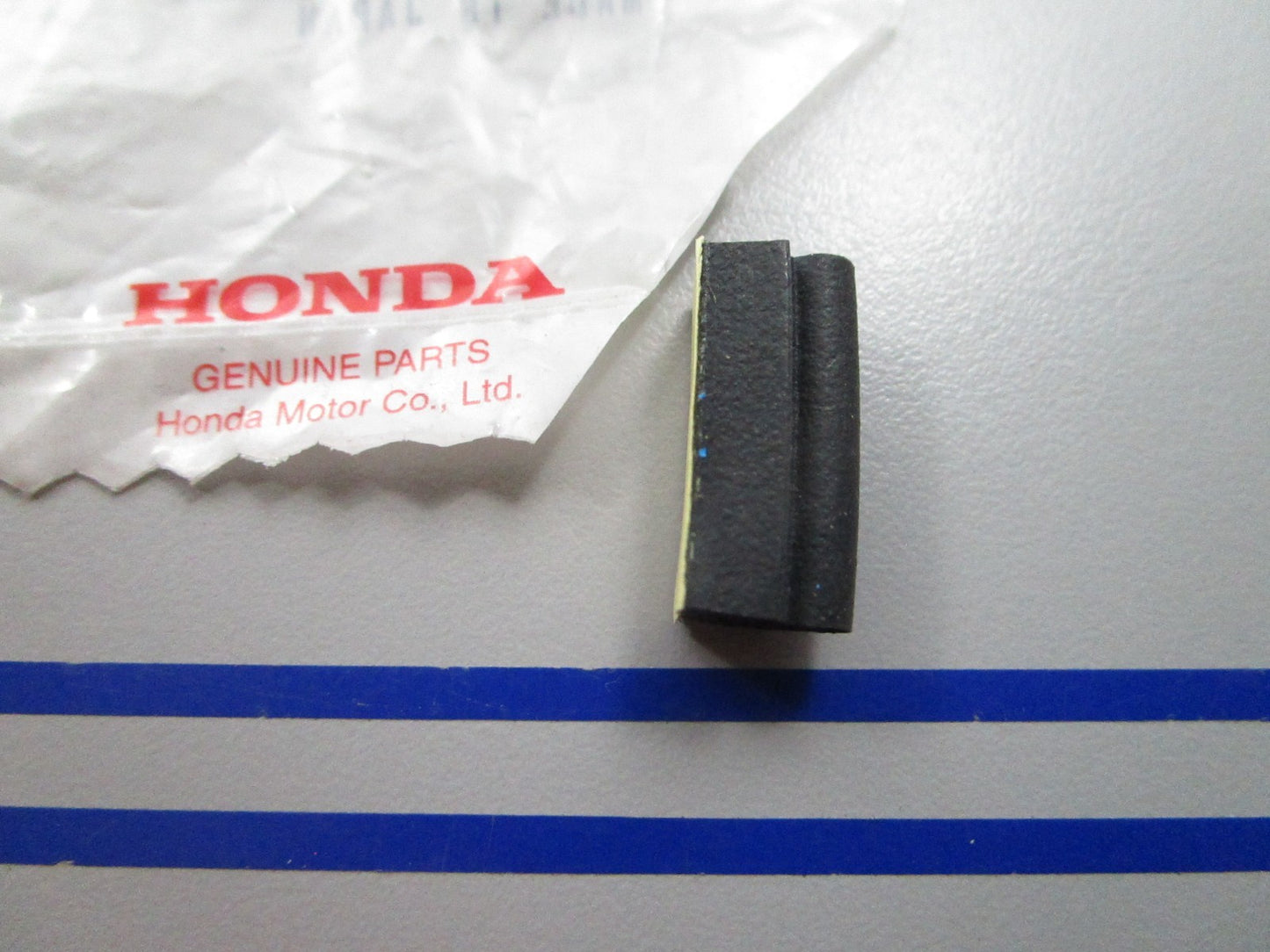 NEW OEM 81204-MV9-300 Honda Seal 0810