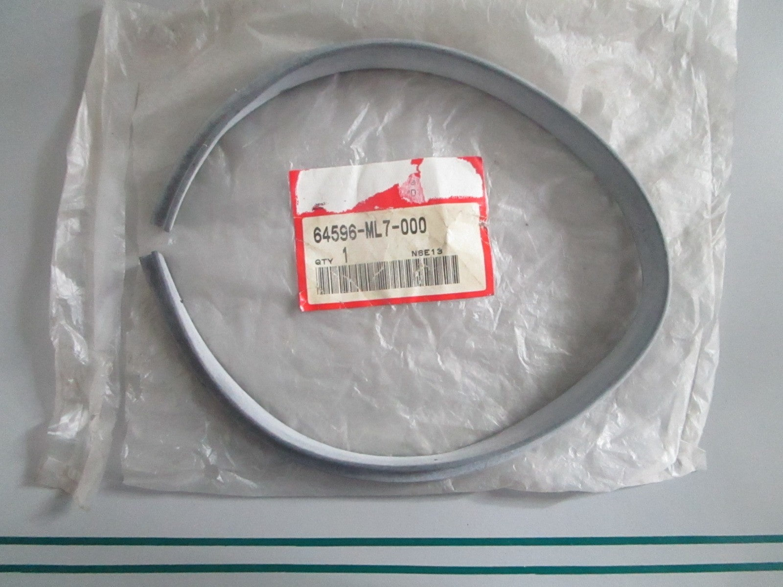NEW OEM 64596-ML7-000 Honda Panel Side Rubber 0820