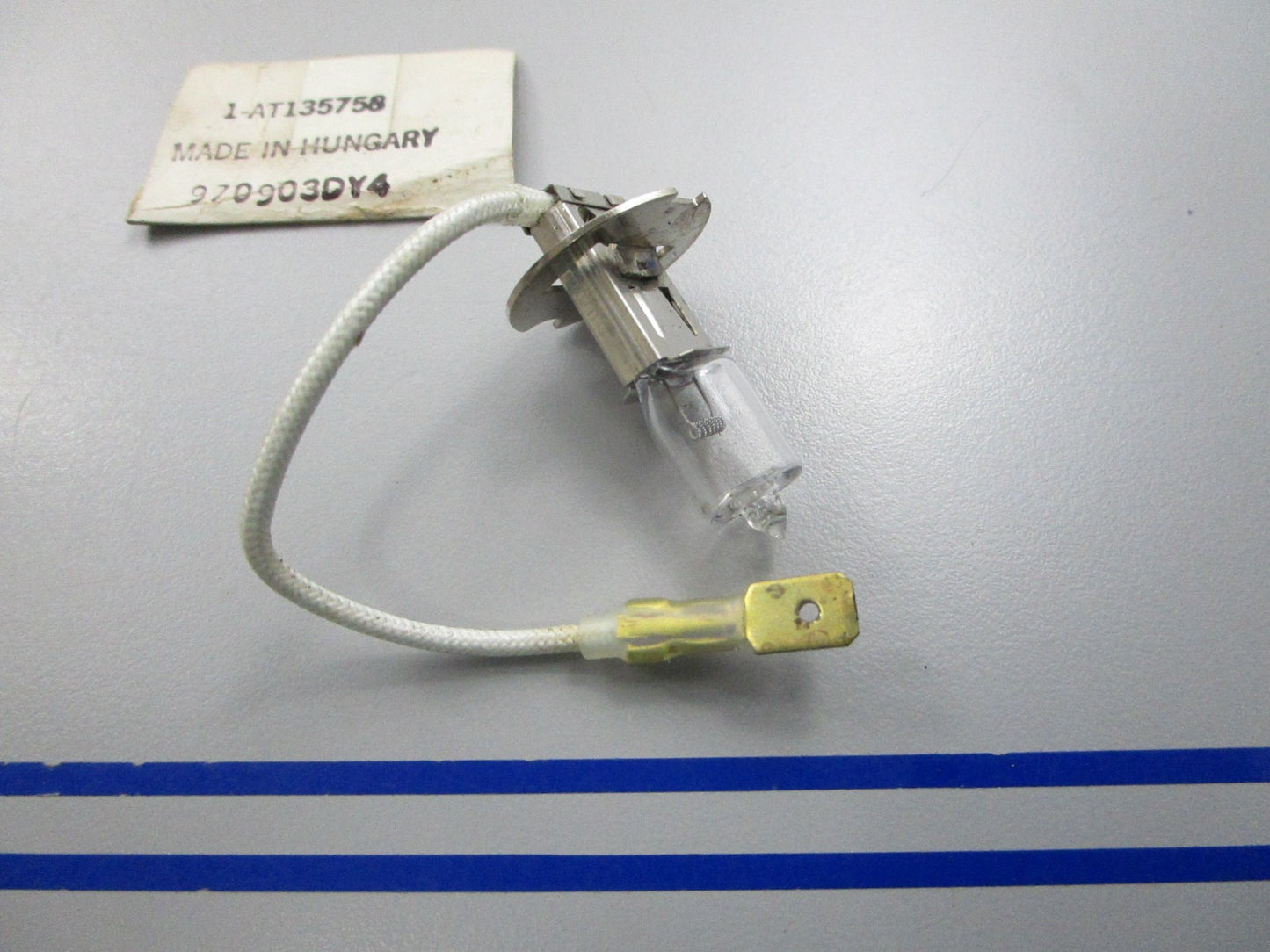 NEW OEM AT135758 John Deere Equipment Bulb 0810