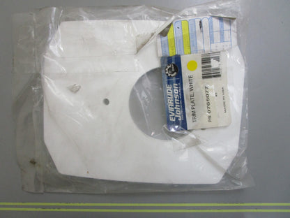 *NEW OEM* 0820 OMC Johnson Evinrude White Trim Plate 765077 0765077