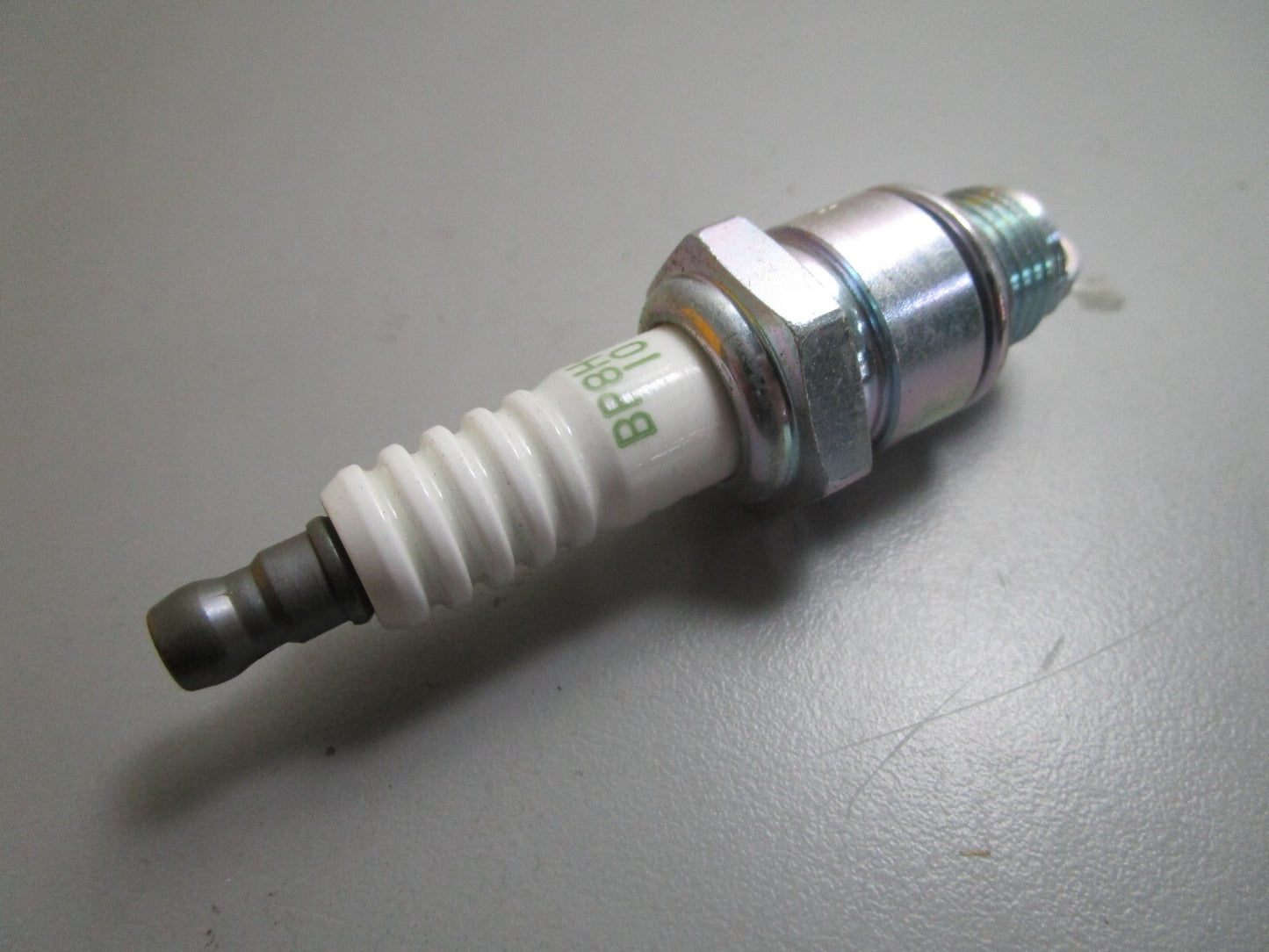 *NEW* (LOT OF 4) 0810 NGK Spark Plug BP8H-N-10