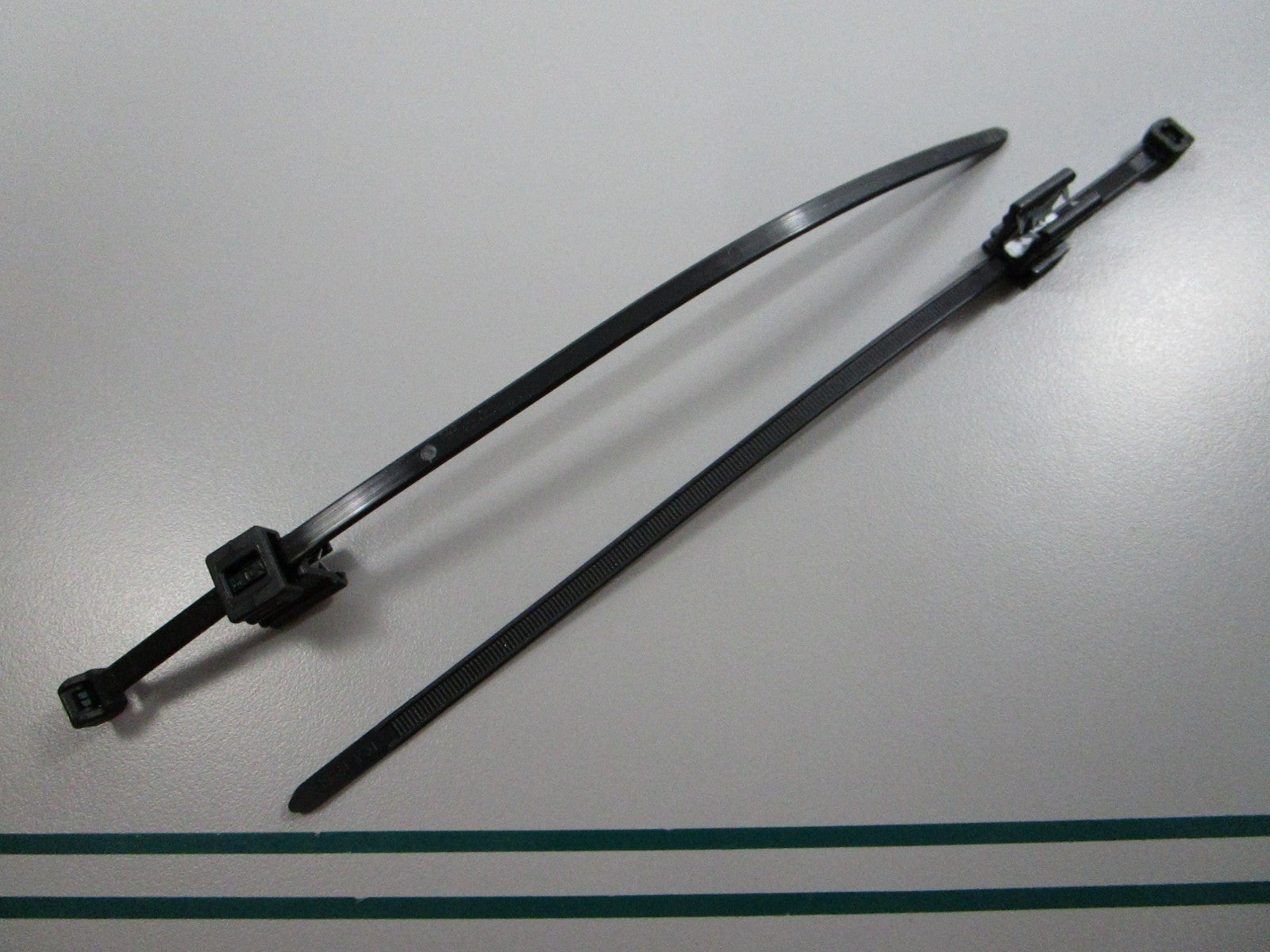 NEW OEM (LOT OF 2) 7082428 Polaris Edge Clip 0810