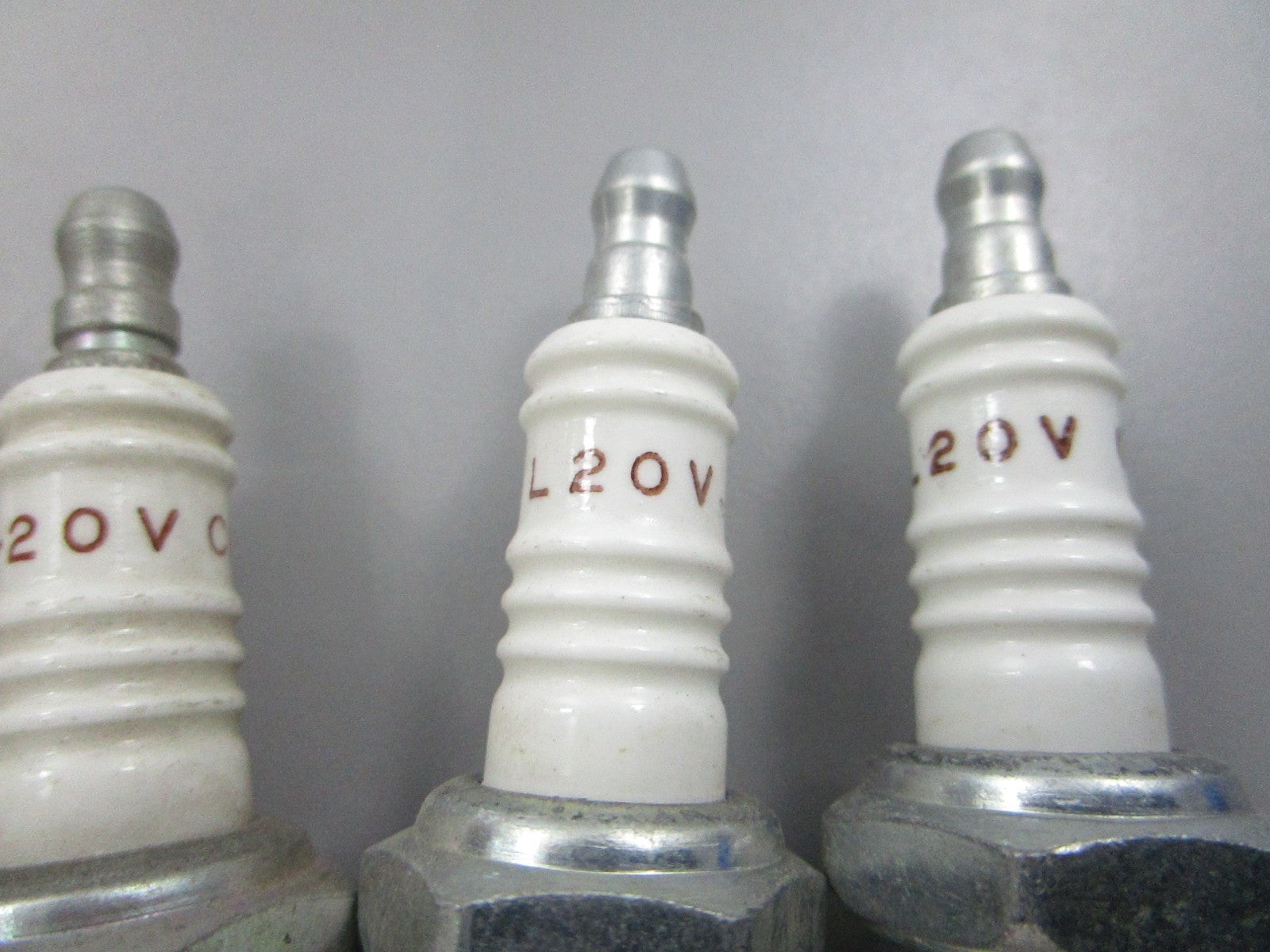 NEW (LOT OF 5) L20V Champion Spark Plug 0810