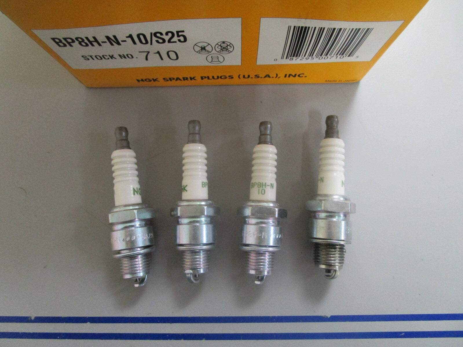 *NEW* (LOT OF 4) 0810 NGK Spark Plug BP8H-N-10
