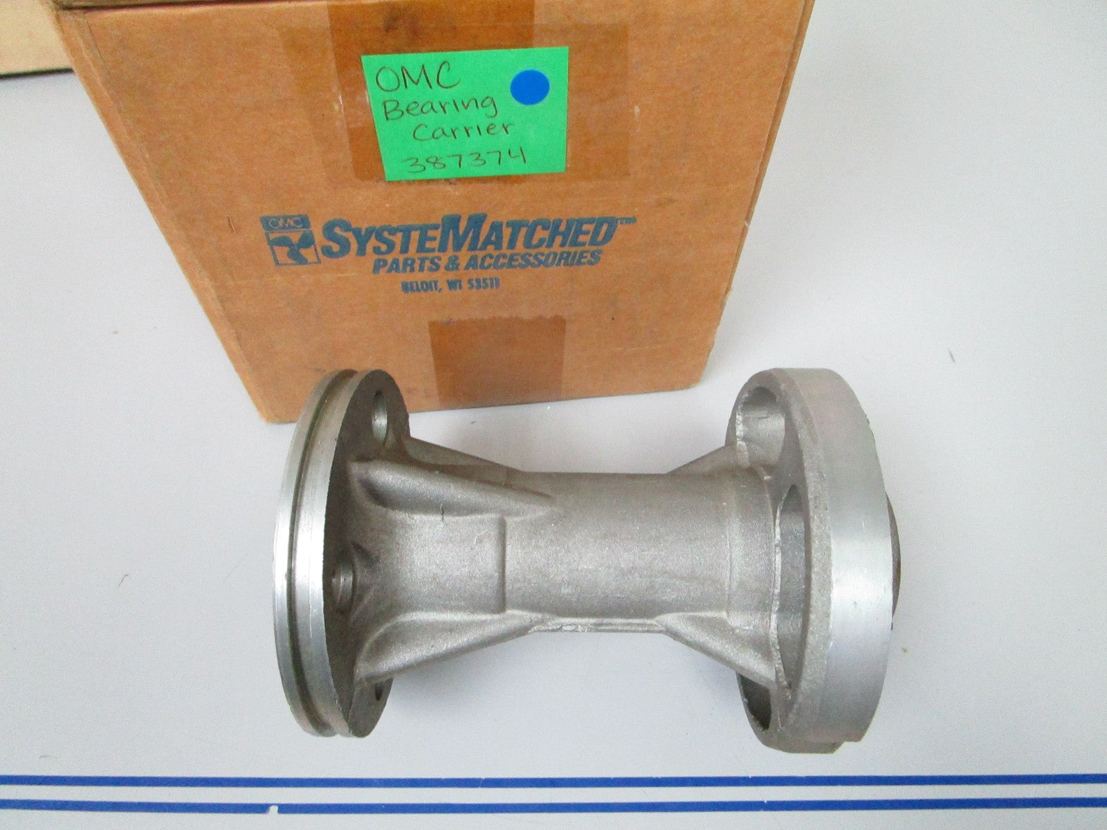 *NEW OEM* 0820 OMC Johnson Evinrude Bearing Carrier 387374 0387374