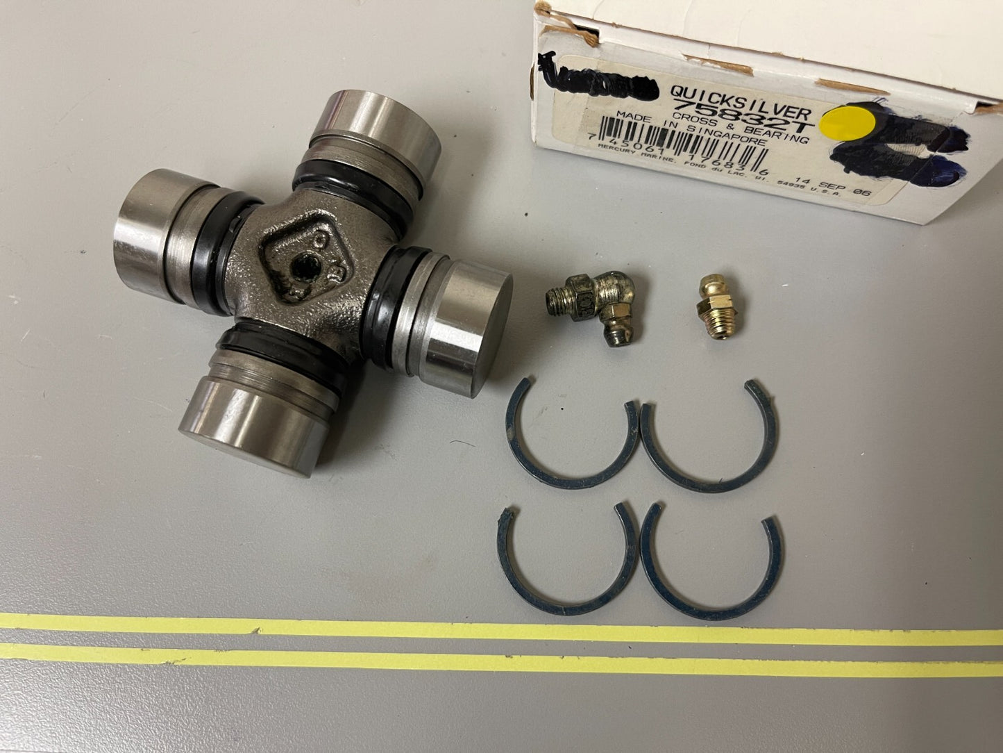 *NEW OEM* 0720 Mercury Quicksilver Cross & Bearing 75832T
