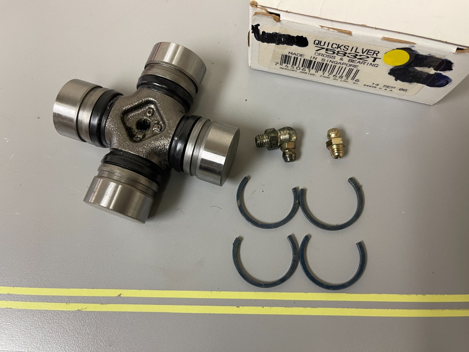 *NEW OEM* 0720 Mercury Quicksilver Cross & Bearing 75832T