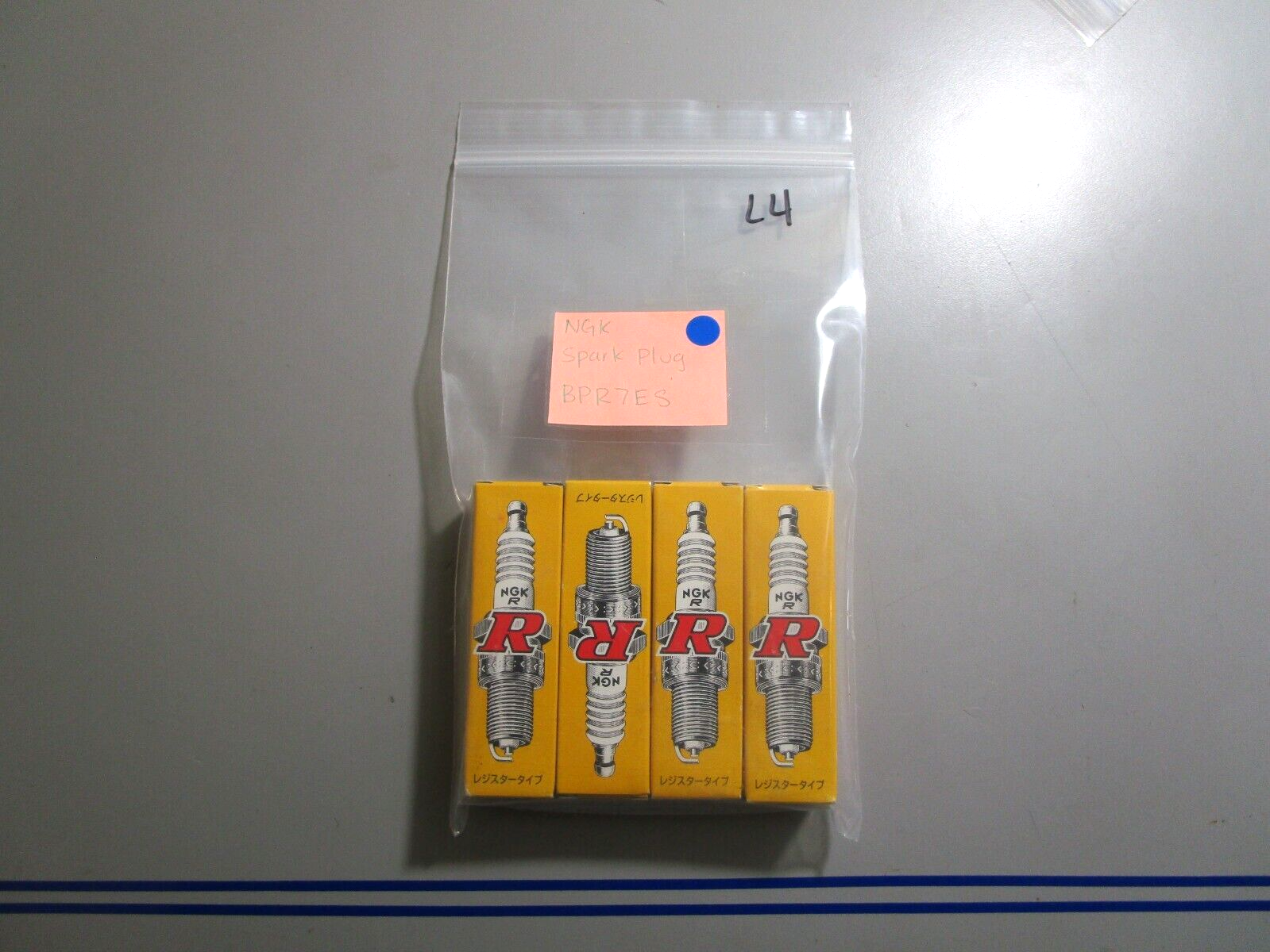 *NEW* (LOT OF 4) 0810 NGK Spark Plug BPR7ES