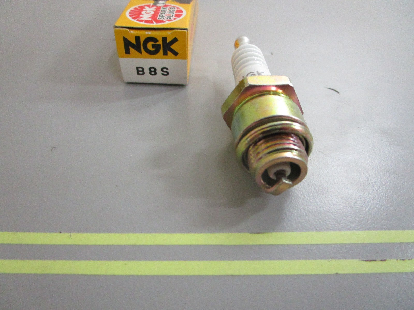 *NEW* 0810 NGK Spark Plug B8S