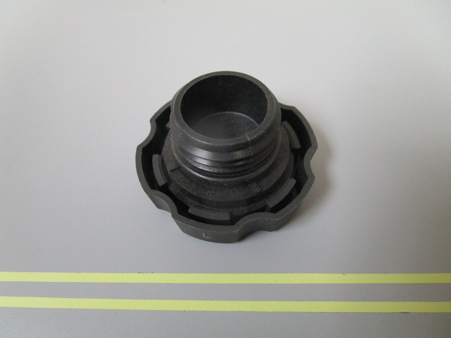 *NEW OEM* 0810 OMC Johnson Evinrude Oil Filler Cap 3854008