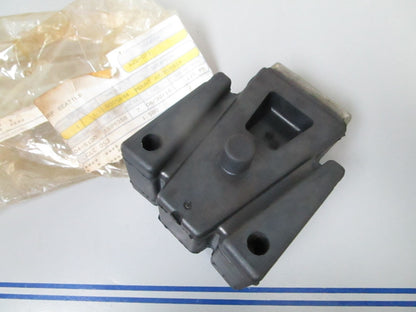 *NEW OEM* 0720 OMC Johnson Evinrude Lower Rubber Mount 5005694