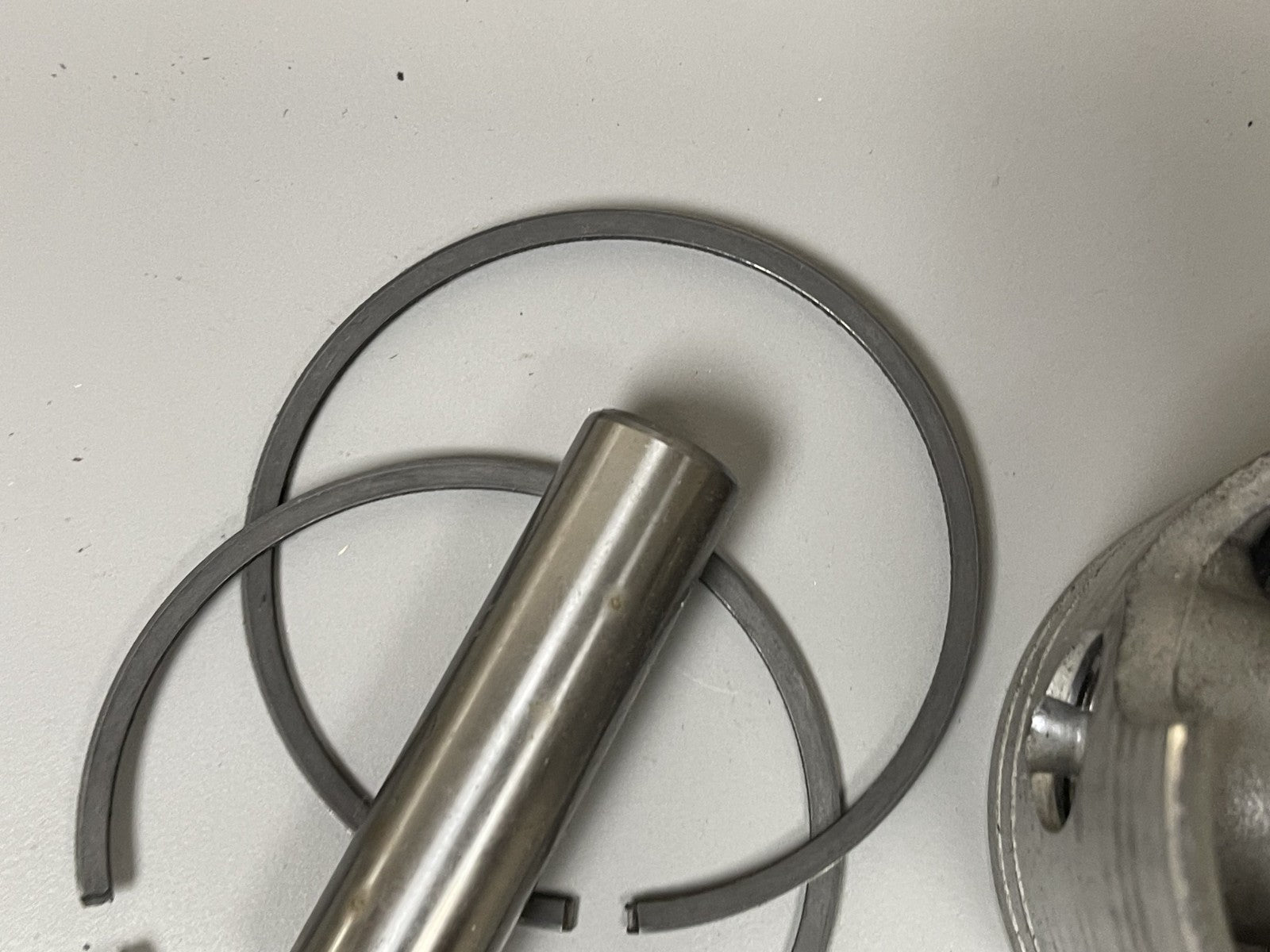 NEW OEM 5006694 Johnson Evinrude Piston & Ring Kit 0670