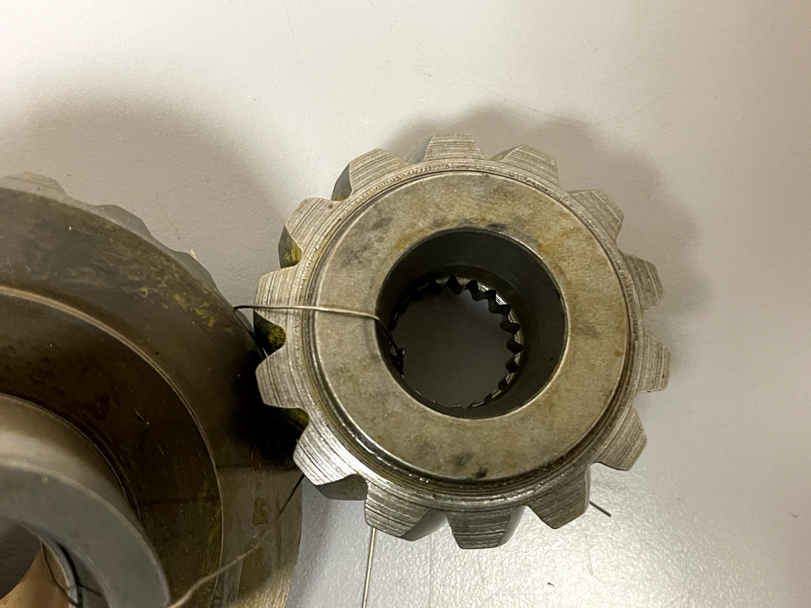 *NEW OEM* 0670 OMC Johnson Evinrude Pinion and Forward Gear 910993 983141