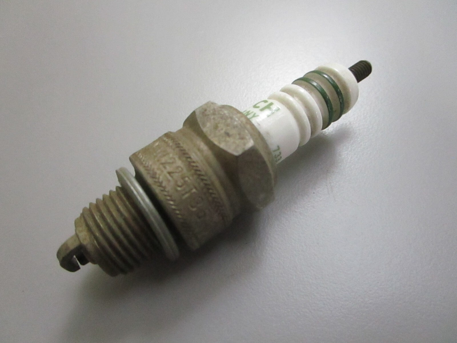 *NEW OEM* 0810 Bosch Spark Plug W225T35