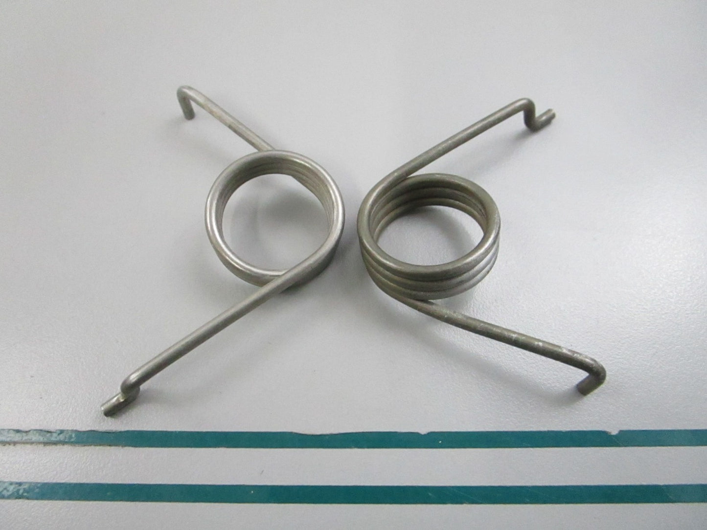 NEW OEM (LOT OF 2) 325528 0325528 OMC Johnson Evinrude Spring 0810