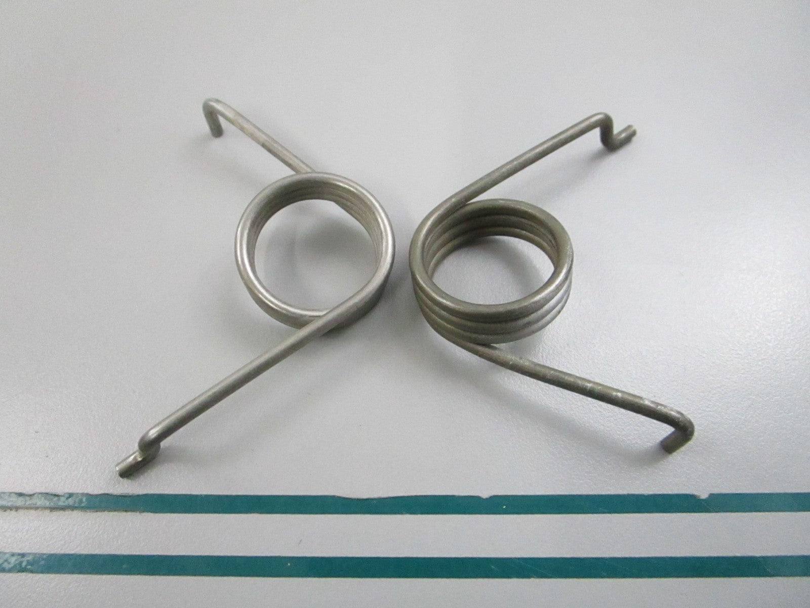 NEW OEM (LOT OF 2) 325528 0325528 OMC Johnson Evinrude Spring 0810