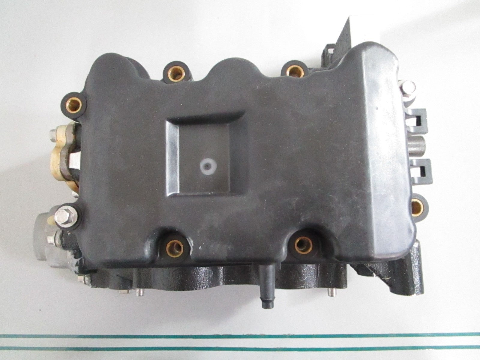 NEW OEM 437992 0437992 OMC Johnson Evinrude 9.9-15HP Cylinder Head Case 0820