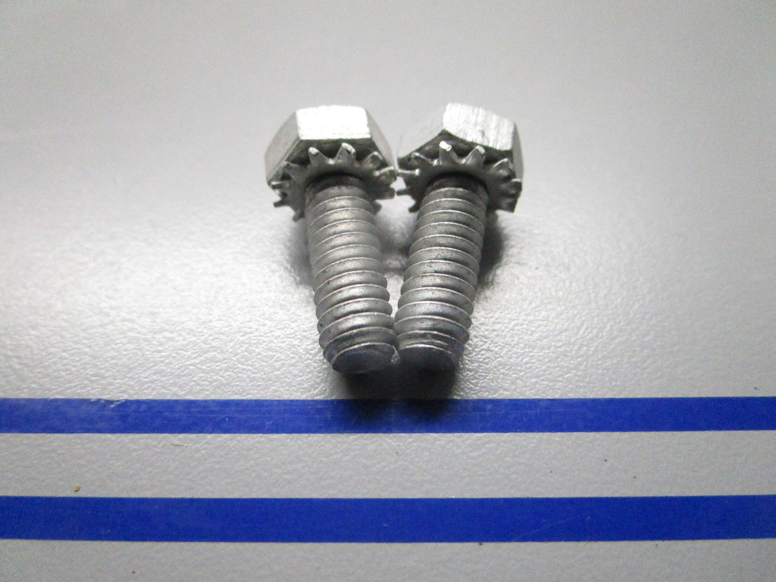 *NEW OEM* (LOT OF 2) 0810 OMC Johnson Evinrude Screw 551793 0551793