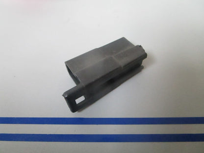 *NEW OEM* 0810 OMC Johnson Evinrude Connector 325698 0325698