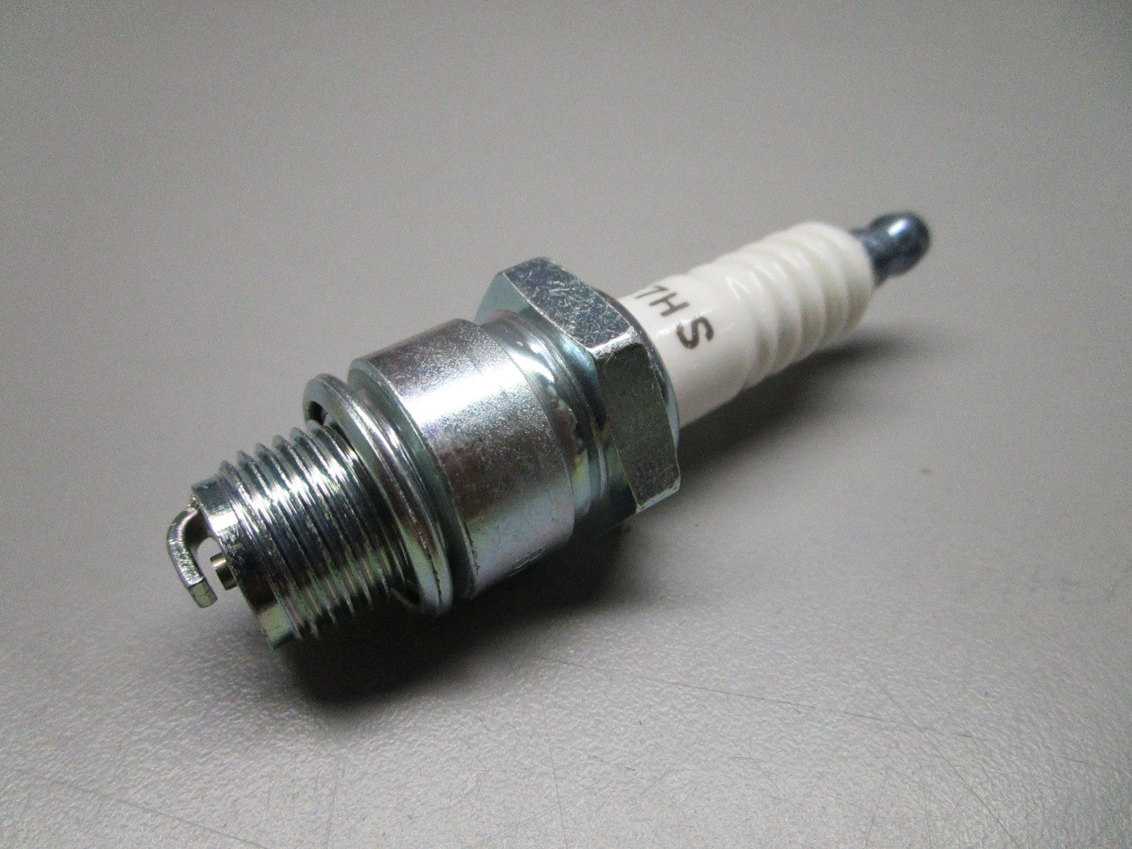 *NEW OEM* (LOT OF 10) 0820 NGK Spark Plug B7HS