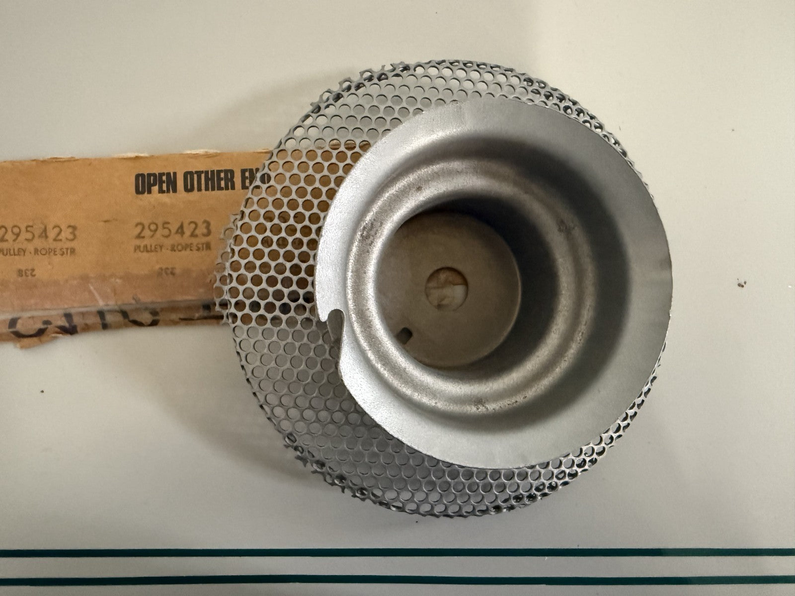 NEW OEM 295423 Briggs & Stratton Pulley & Screen 0820