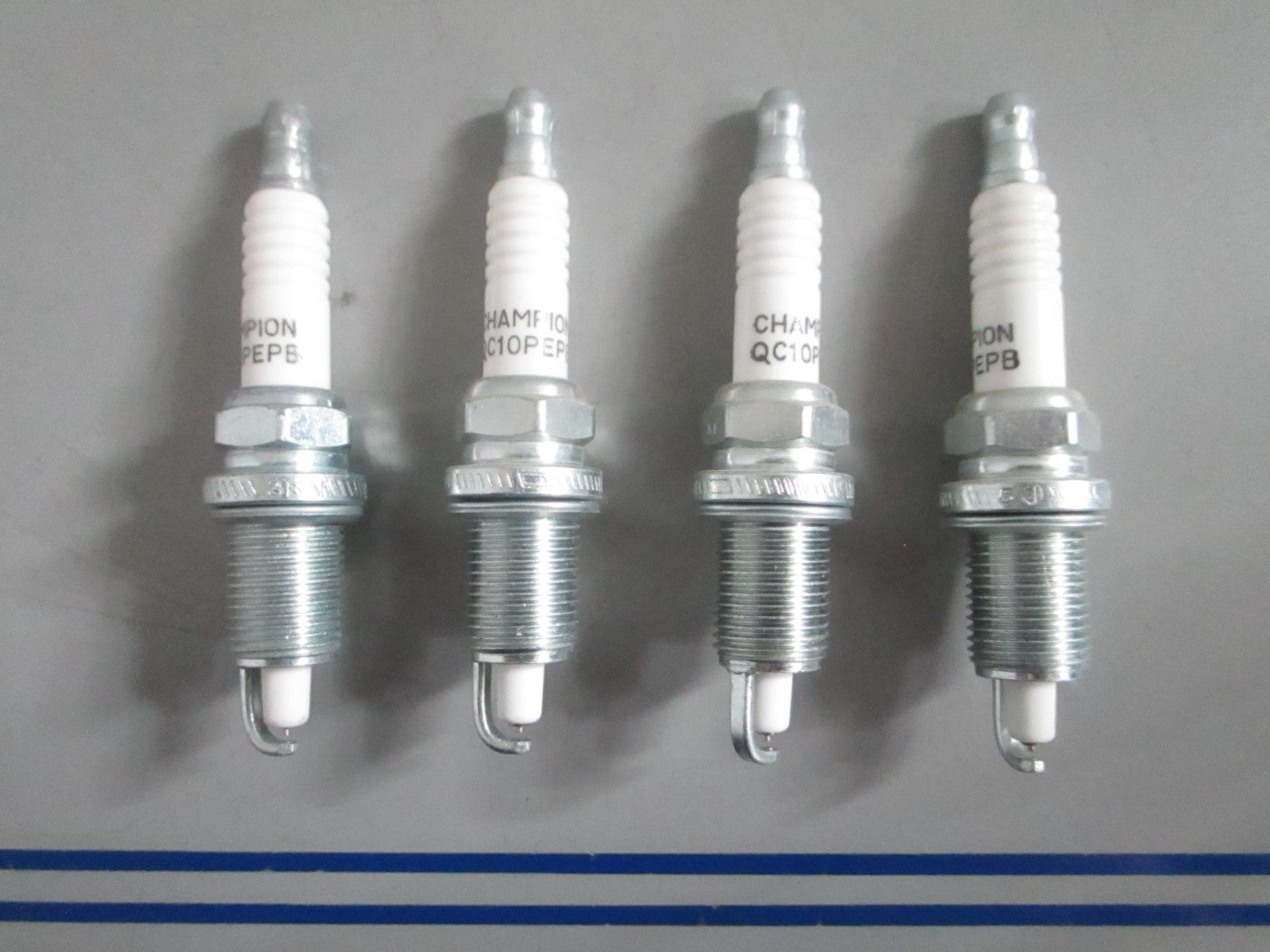 NEW OEM (LOT OF 4) QC10PEPB Champion Spark Plug 0820