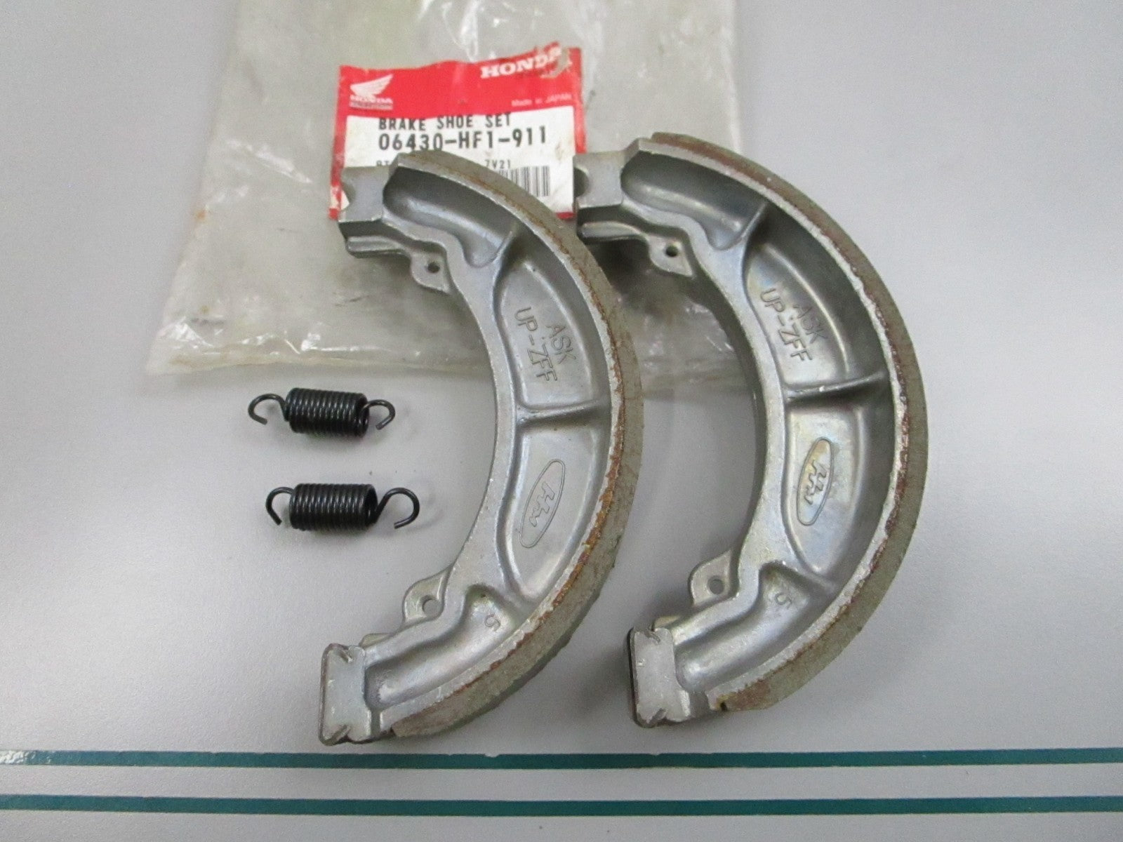 NEW OEM 06430-HF1-911 Honda Brake Shoe Set 0810