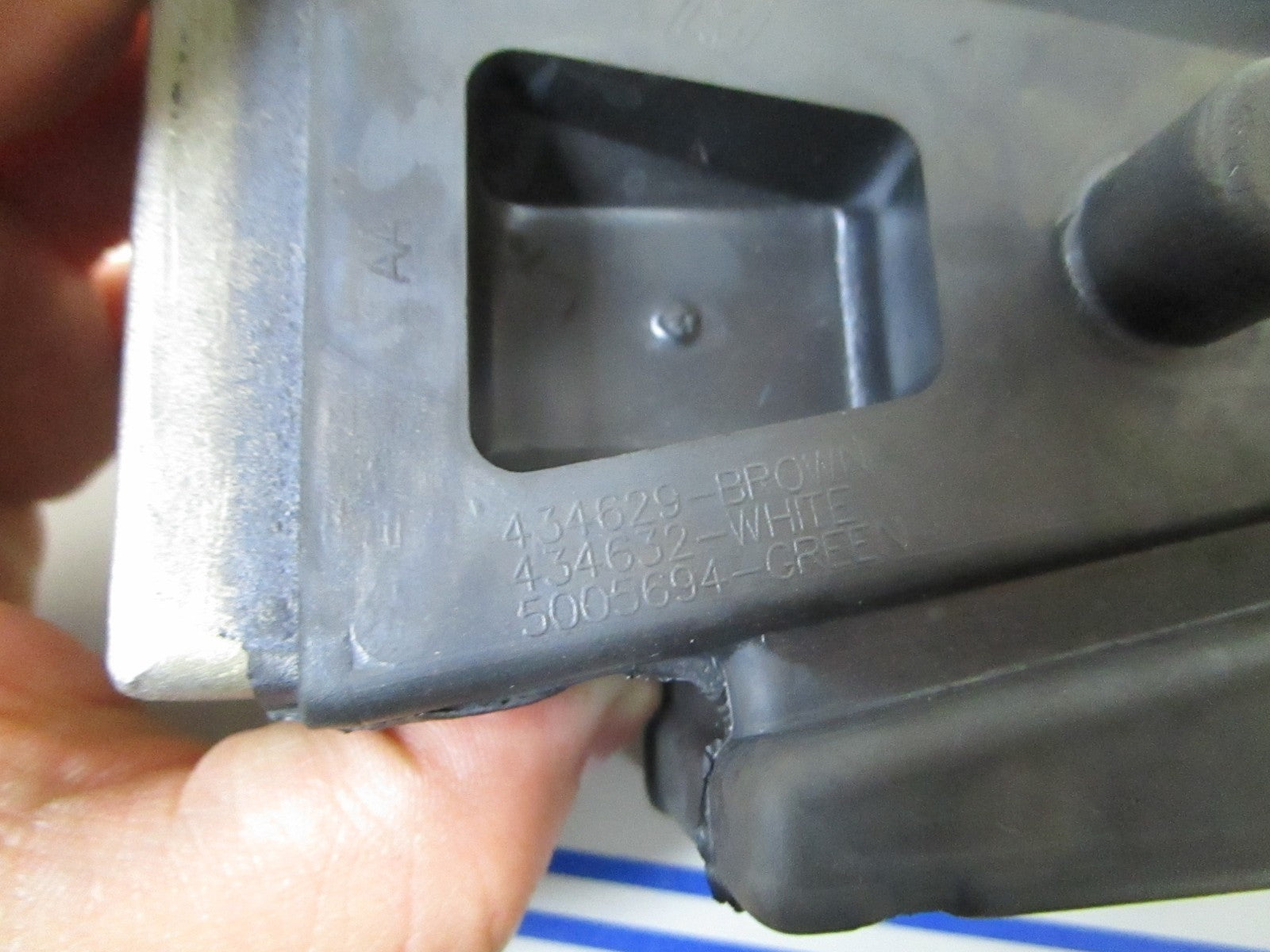 *NEW OEM* 0720 OMC Johnson Evinrude Lower Rubber Mount 5005694