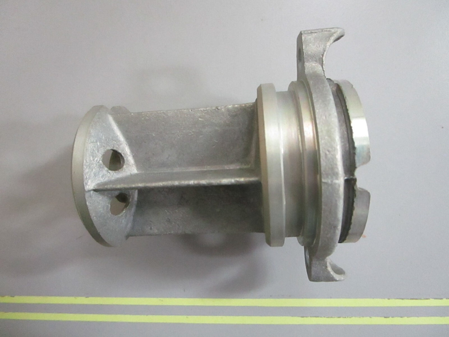 *NEW OEM* 0820 OMC Johnson Evinrude Bearing Carrier 384714 0384714 384711