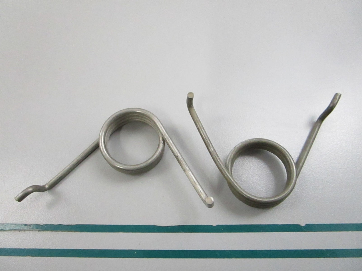 NEW OEM (LOT OF 2) 325528 0325528 OMC Johnson Evinrude Spring 0810