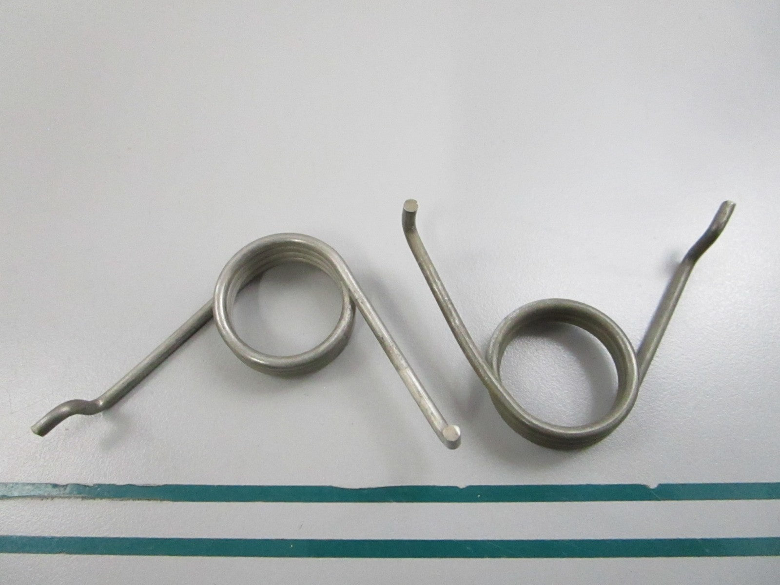 NEW OEM (LOT OF 2) 325528 0325528 OMC Johnson Evinrude Spring 0810