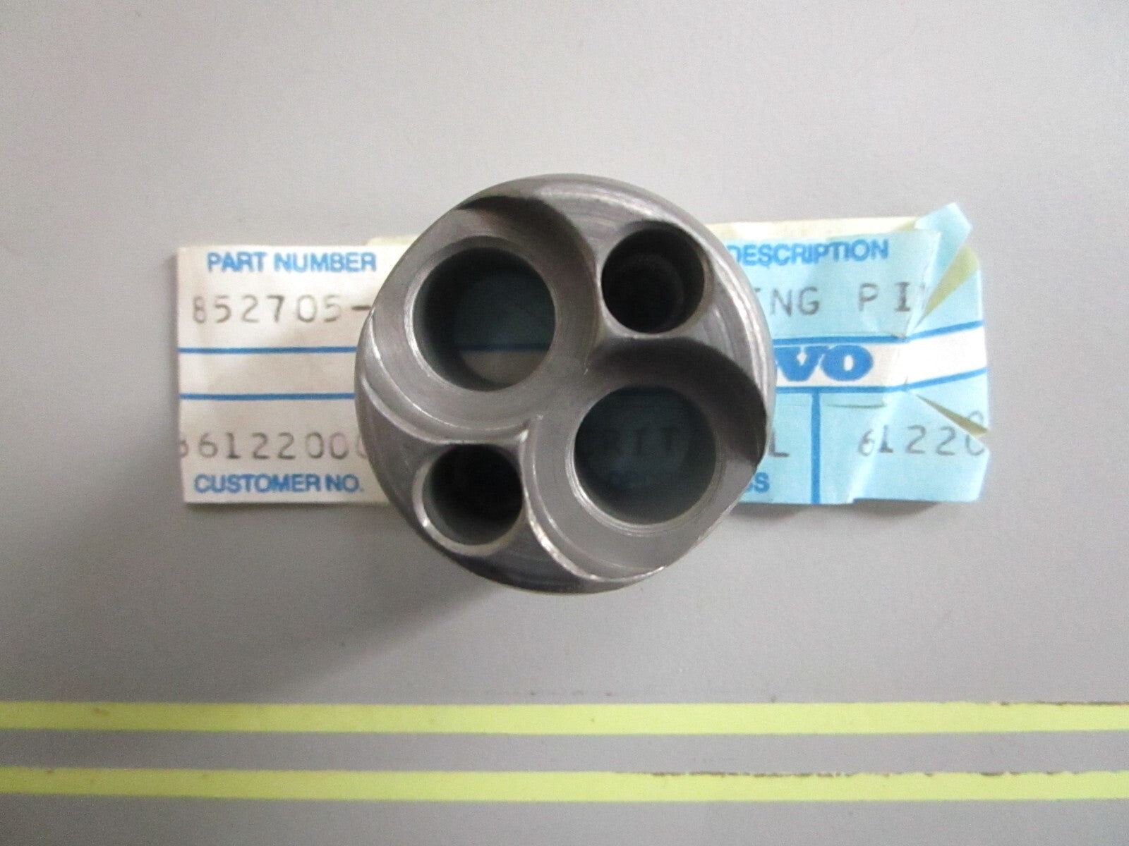 *NEW OEM* 0820 Volvo Penta Bearing Pivot Pin 852705