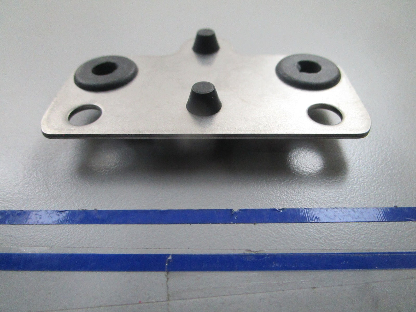 *NEW OEM* 0810 OMC Johnson Evinrude Bracket & Grommet 586804 0586804