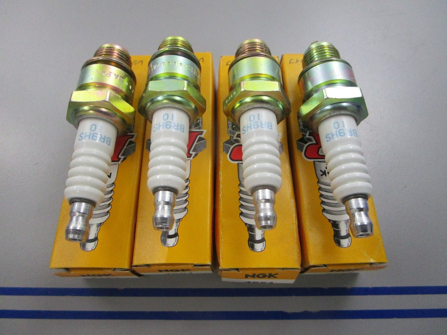 NEW (LOT OF 4) BR9HS-10 NGK Spark Plug 0810