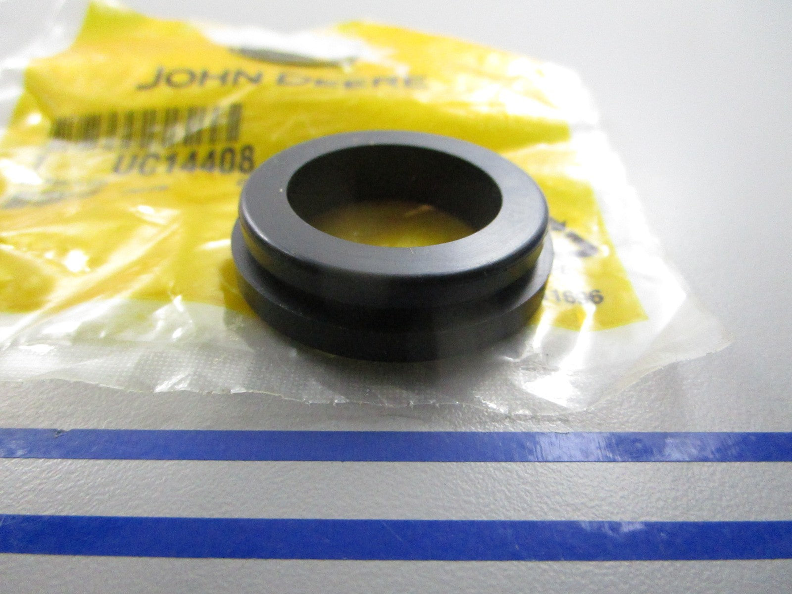 *NEW OEM* 0810 John Deere Grommet UC14408