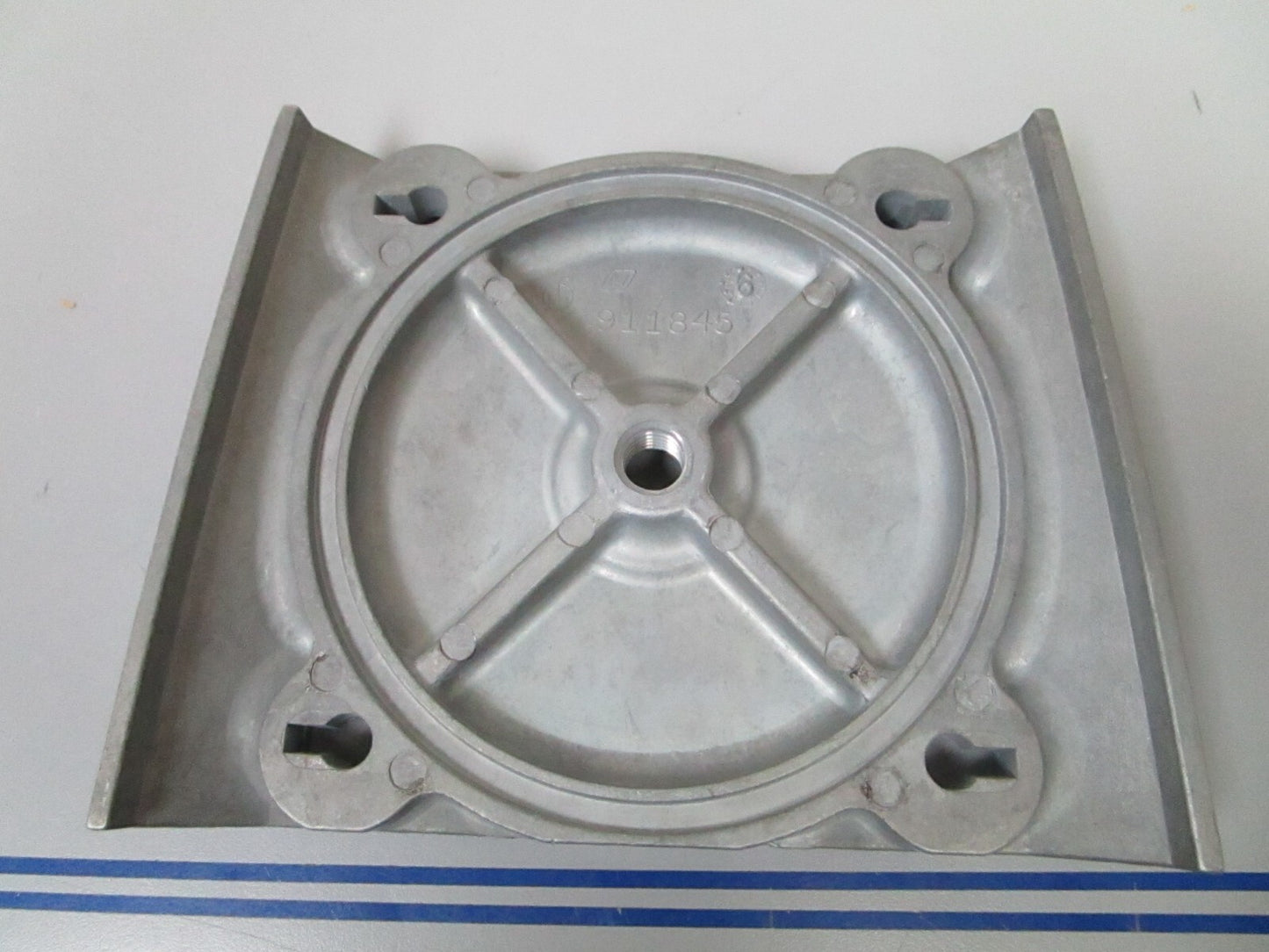 *NEW OEM* 0810 OMC Johnson Evinrude Gear Housing Cover 911845 0911845