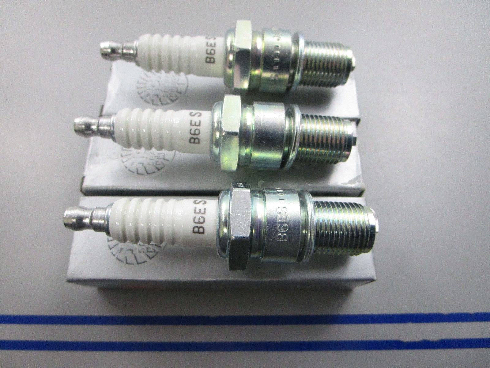 NEW (LOT OF 3) B6ES NGK Spark Plug 0810