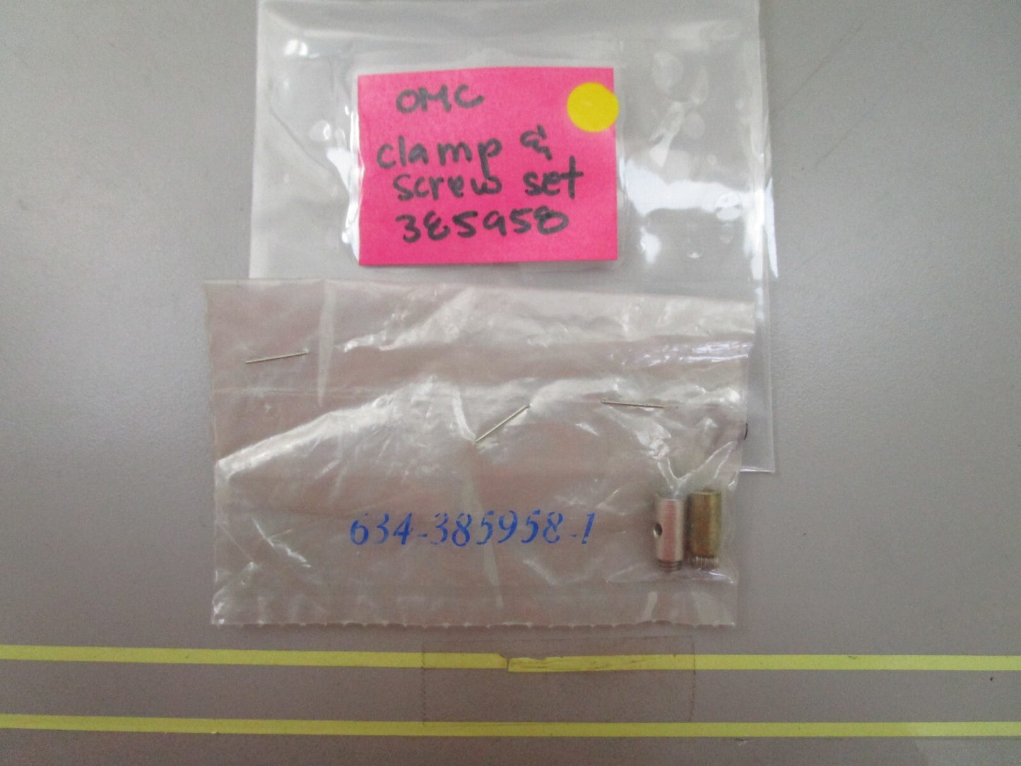 *NEW OEM* 0810 OMC Johnson Evinrude Clamp & Screw Set 385958 0385958