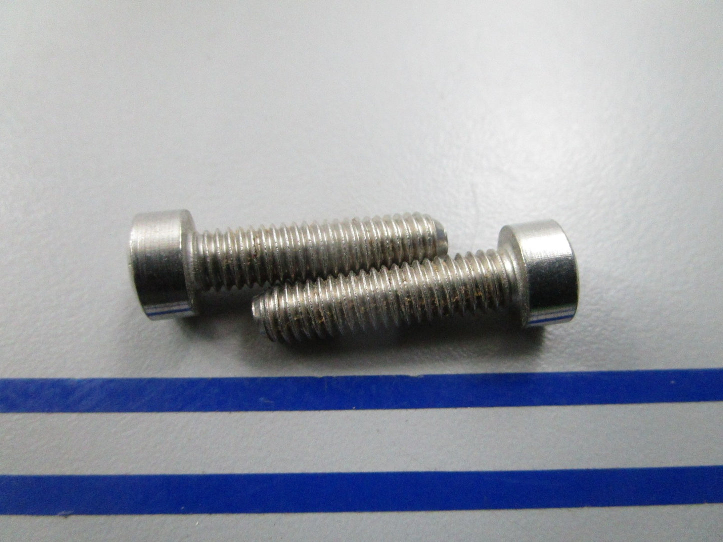 NEW OEM (LOT OF 2) 310303 0310303 OMC Johnson Evinrude Screw 0810