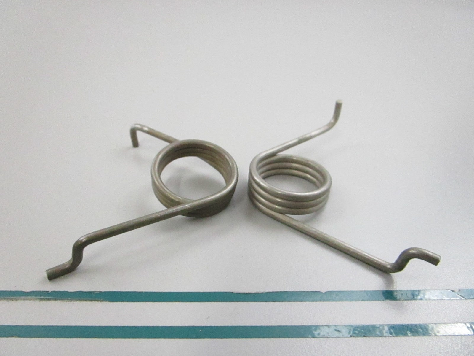 NEW OEM (LOT OF 2) 325528 0325528 OMC Johnson Evinrude Spring 0810
