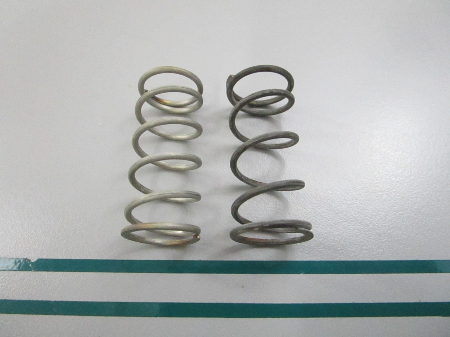 NEW OEM (LOT OF 2) 303357 0303357 OMC Johnson Evinrude Lower Bearing Spring 0810