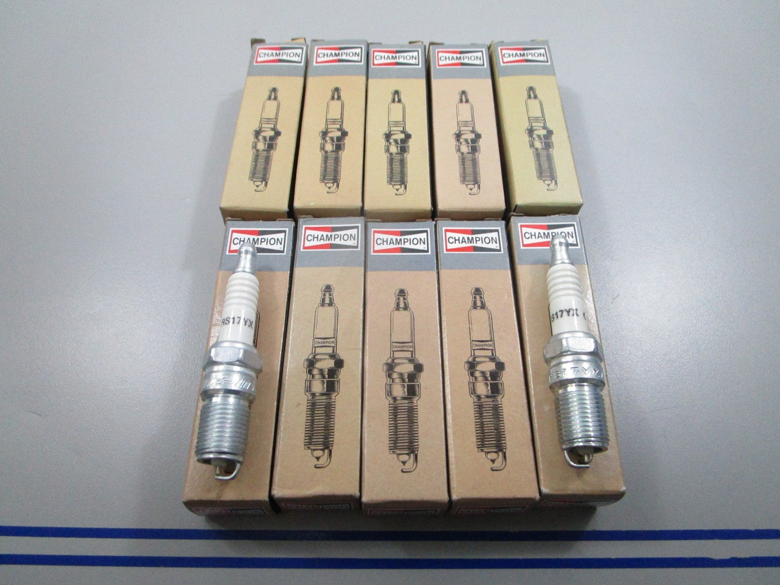 *NEW* (LOT OF 10) 0810 Champion Spark Plug RS17YX
