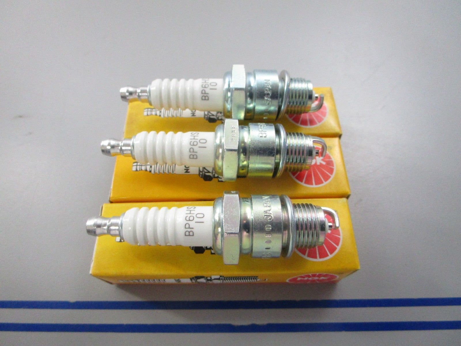 NEW (LOT OF 3) BP6HS-10 NGK Spark Plug 0810
