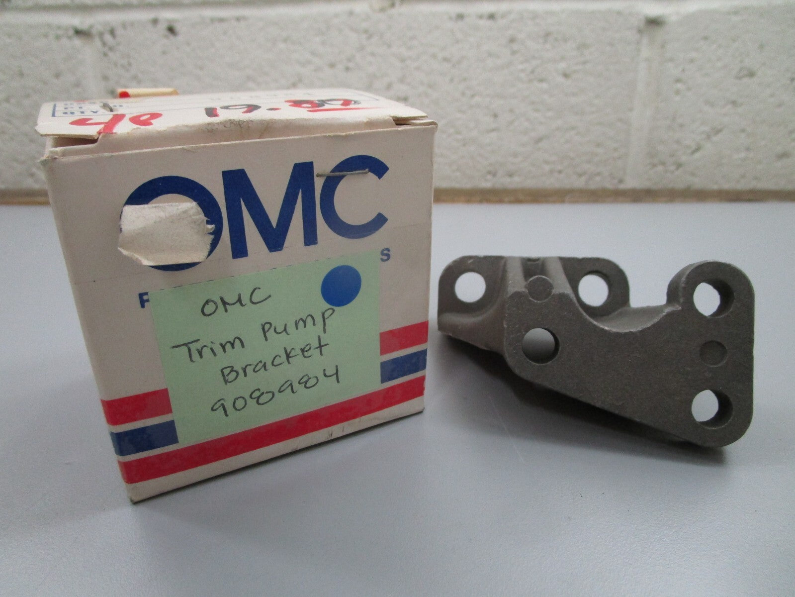 *NEW OEM* 0810 OMC Johnson Evinrude Trim Pump Bracket 908984 0908984