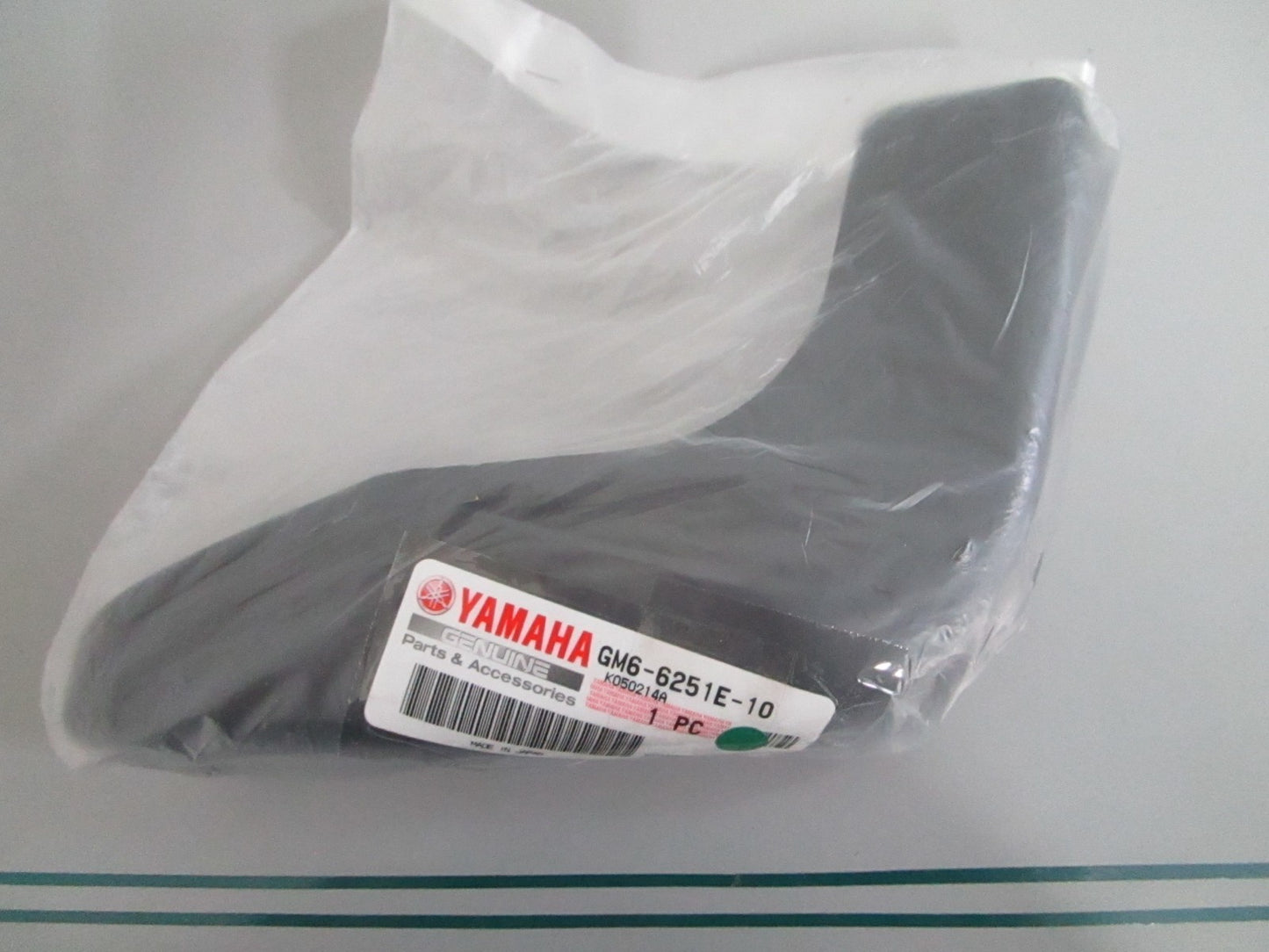 Yamaha GM6-6251E-10-00 Gunwale Stern 2 SuperJet SJ700 PWC Black NEW OEM 0820
