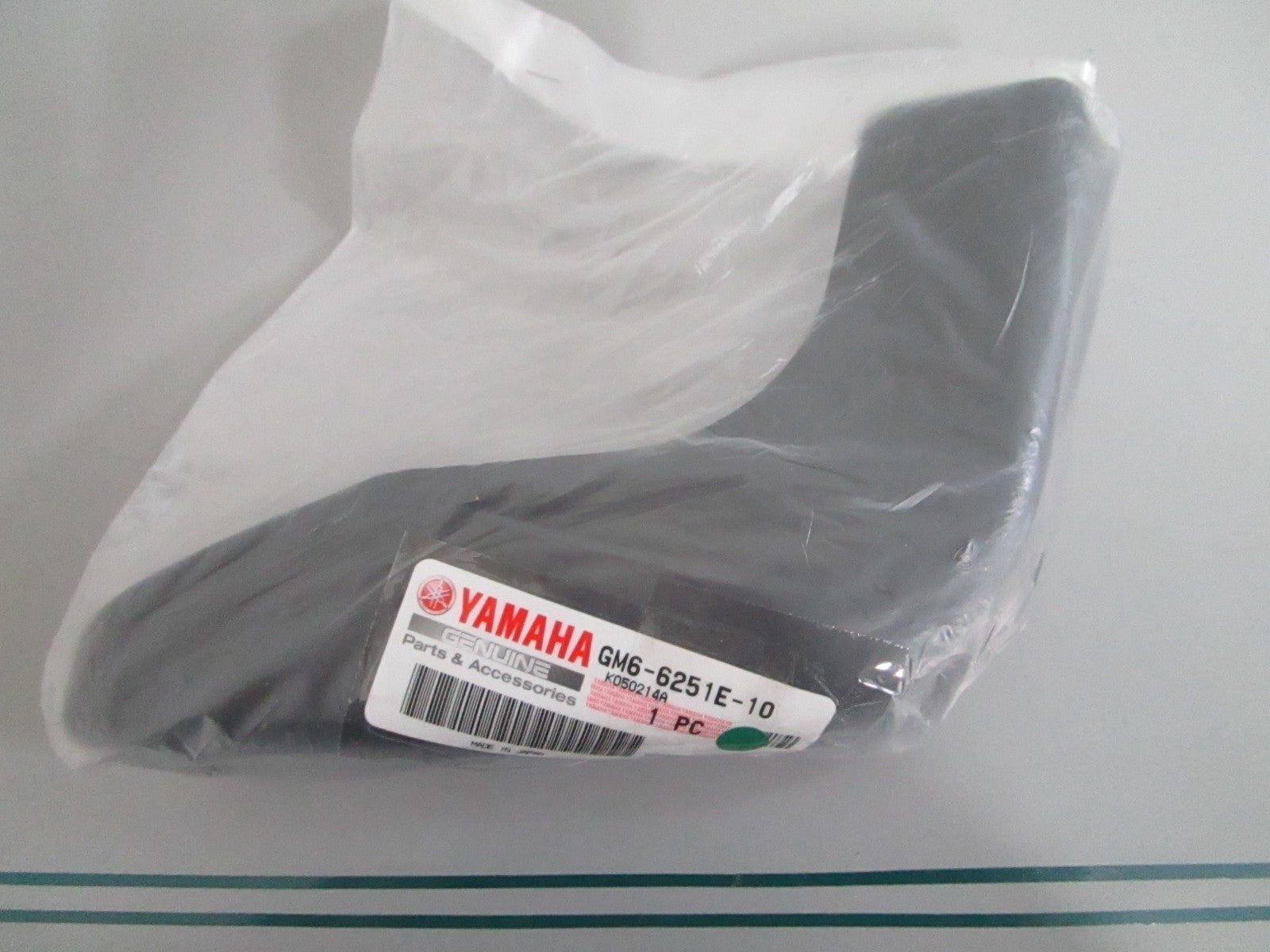 Yamaha GM6-6251E-10-00 Gunwale Stern 2 SuperJet SJ700 PWC Black NEW OEM 0820